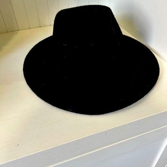 Accessories - Black hat